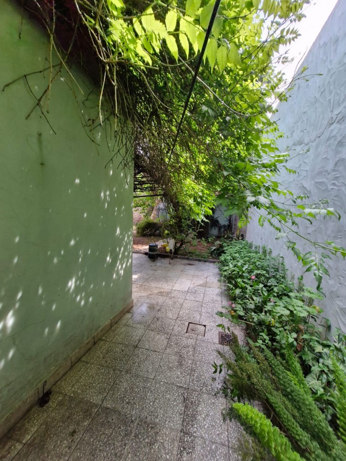 CRUCECITA - CASA EN VENTA DE 3 AMBIENTES CON JARDIN, PATIO Y ENTRADA PARA VEHICULO. APTA CREDITO.