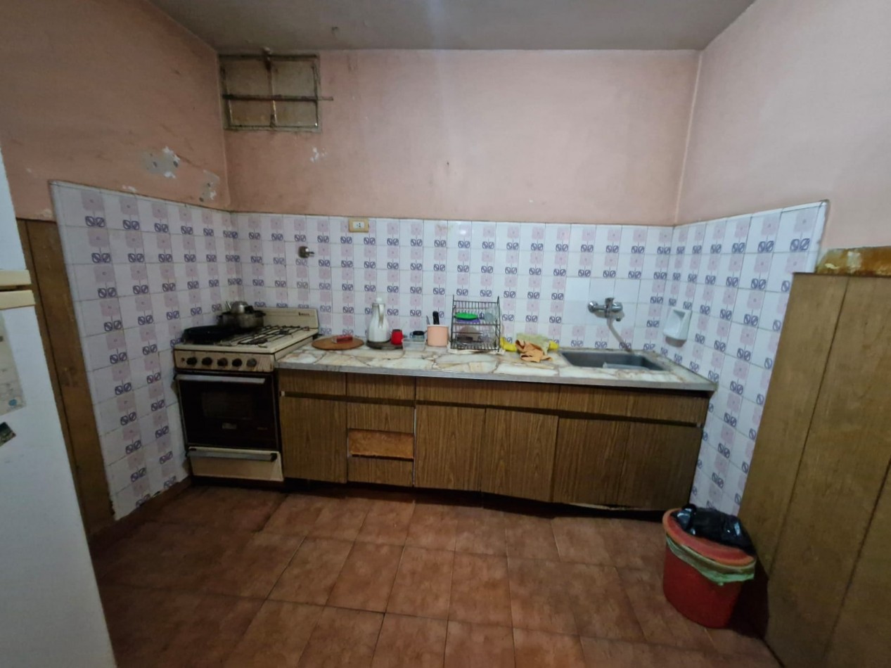 CRUCECITA - CASA EN VENTA DE 3 AMBIENTES CON JARDIN, PATIO Y ENTRADA PARA VEHICULO. APTA CREDITO.