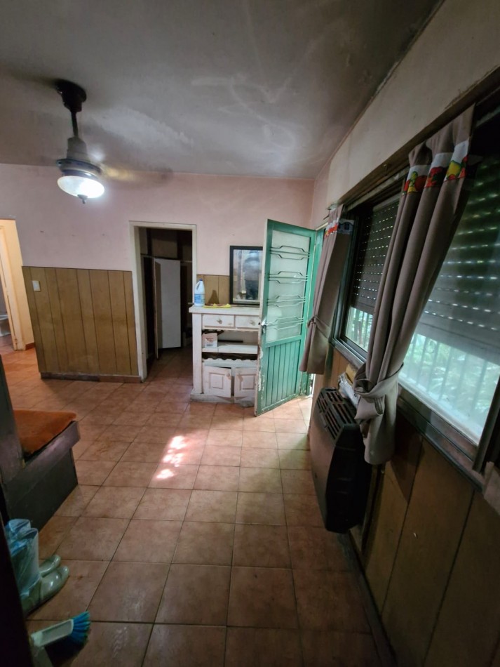 CRUCECITA - CASA EN VENTA DE 3 AMBIENTES CON JARDIN, PATIO Y ENTRADA PARA VEHICULO. APTA CREDITO.