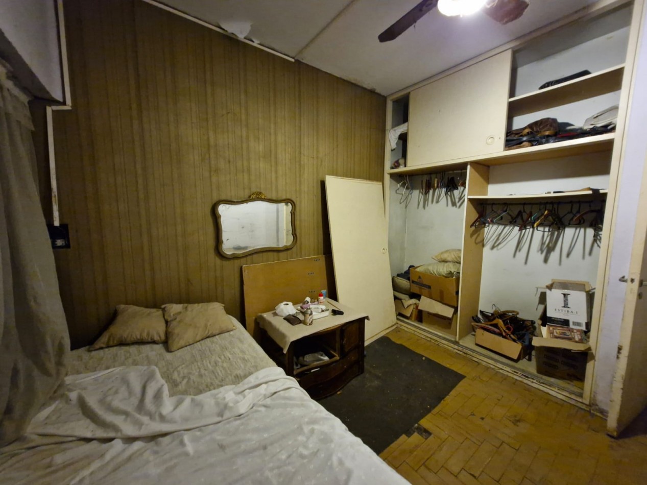 CRUCECITA - CASA EN VENTA DE 3 AMBIENTES CON JARDIN, PATIO Y ENTRADA PARA VEHICULO. APTA CREDITO.