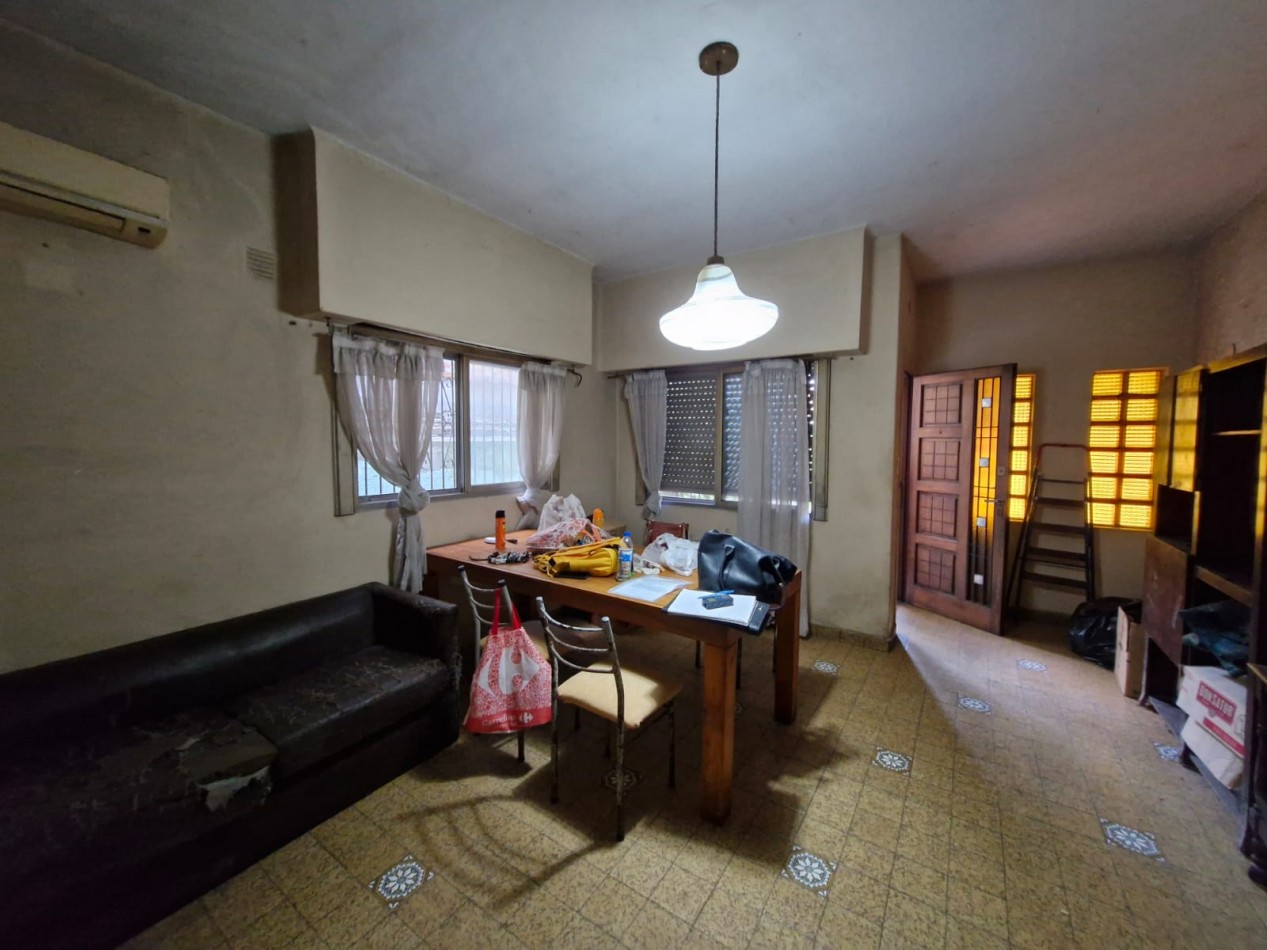 CRUCECITA - CASA EN VENTA DE 3 AMBIENTES CON JARDIN, PATIO Y ENTRADA PARA VEHICULO. APTA CREDITO.