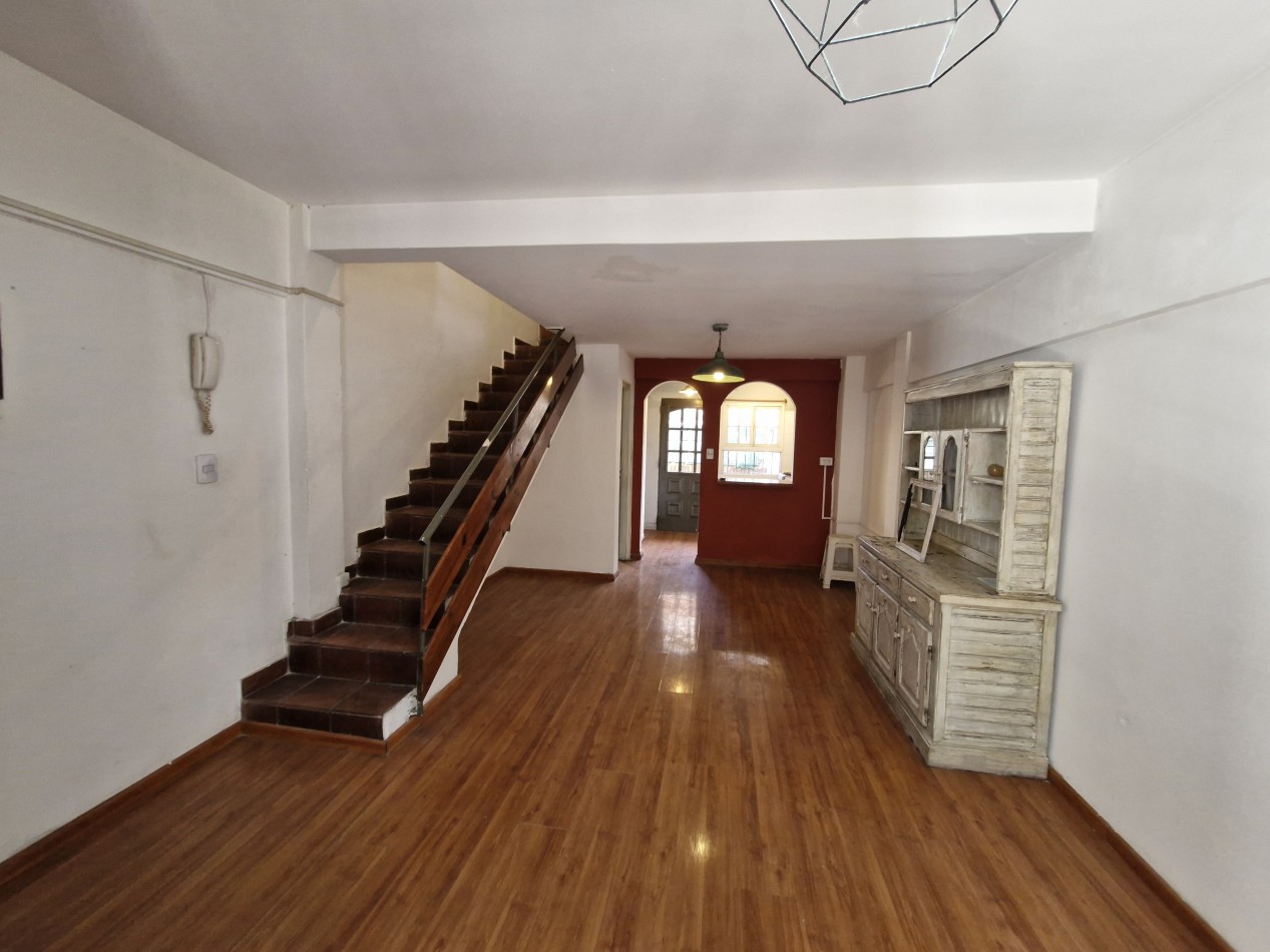 AVELLANEDA CENTRO - ALQUILER DE TRIPLEX DE 4 AMBIENTES CON PATIO