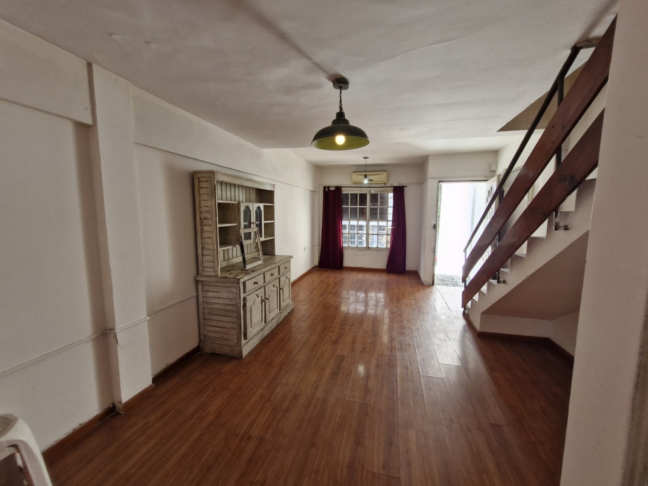 AVELLANEDA CENTRO - ALQUILER DE TRIPLEX DE 4 AMBIENTES CON PATIO