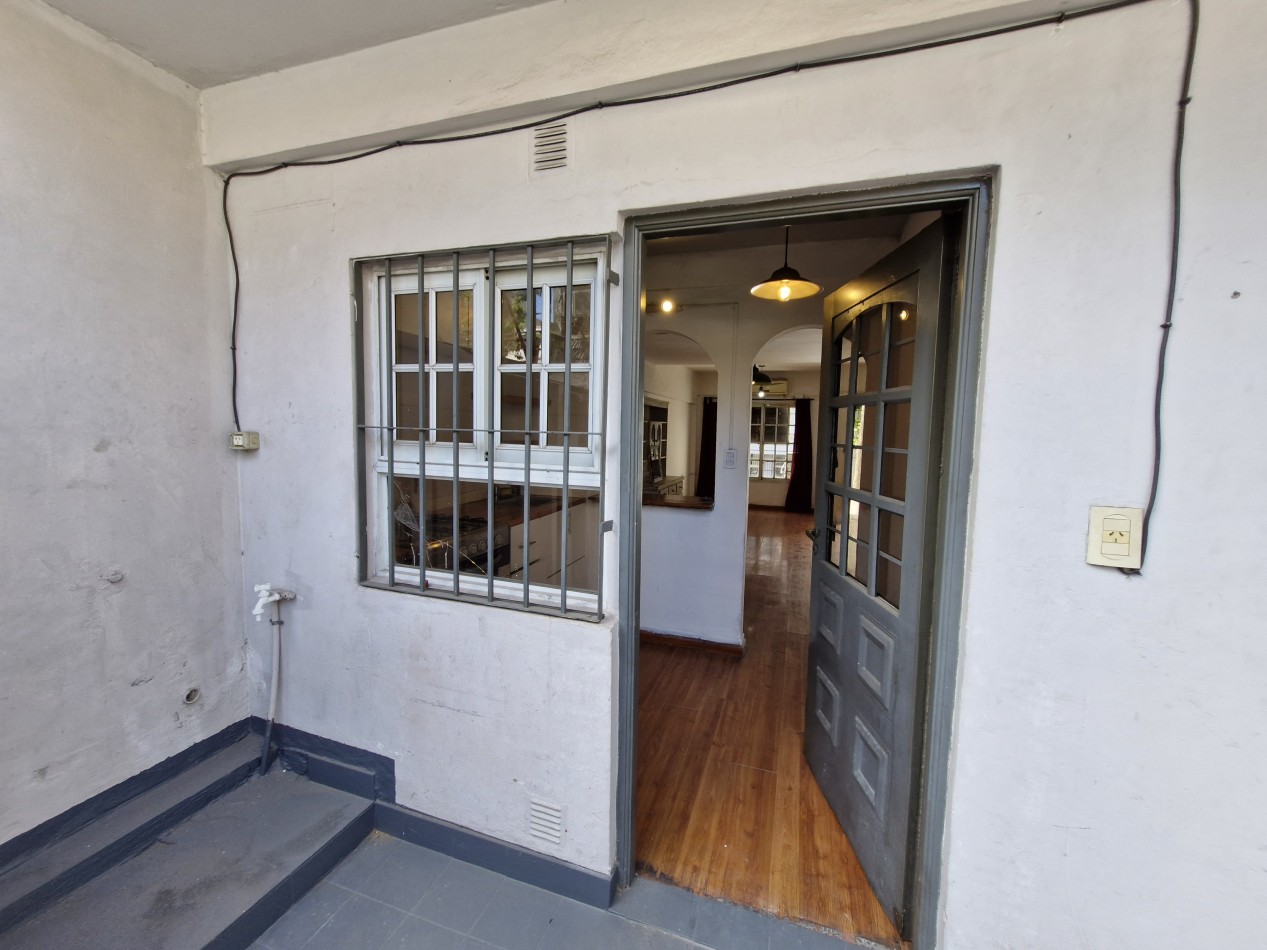 AVELLANEDA CENTRO - ALQUILER DE TRIPLEX DE 4 AMBIENTES CON PATIO