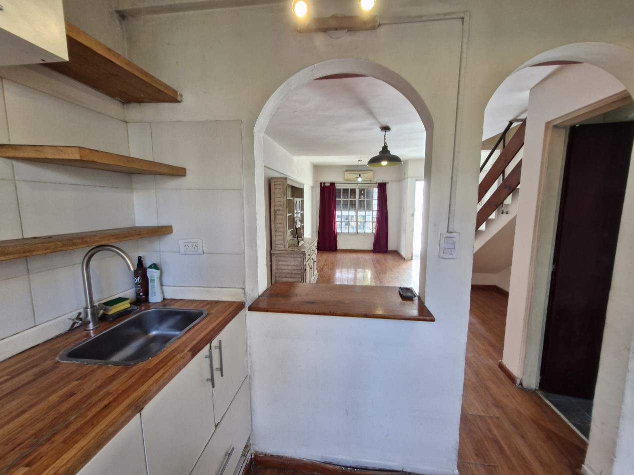 AVELLANEDA CENTRO - ALQUILER DE TRIPLEX DE 4 AMBIENTES CON PATIO