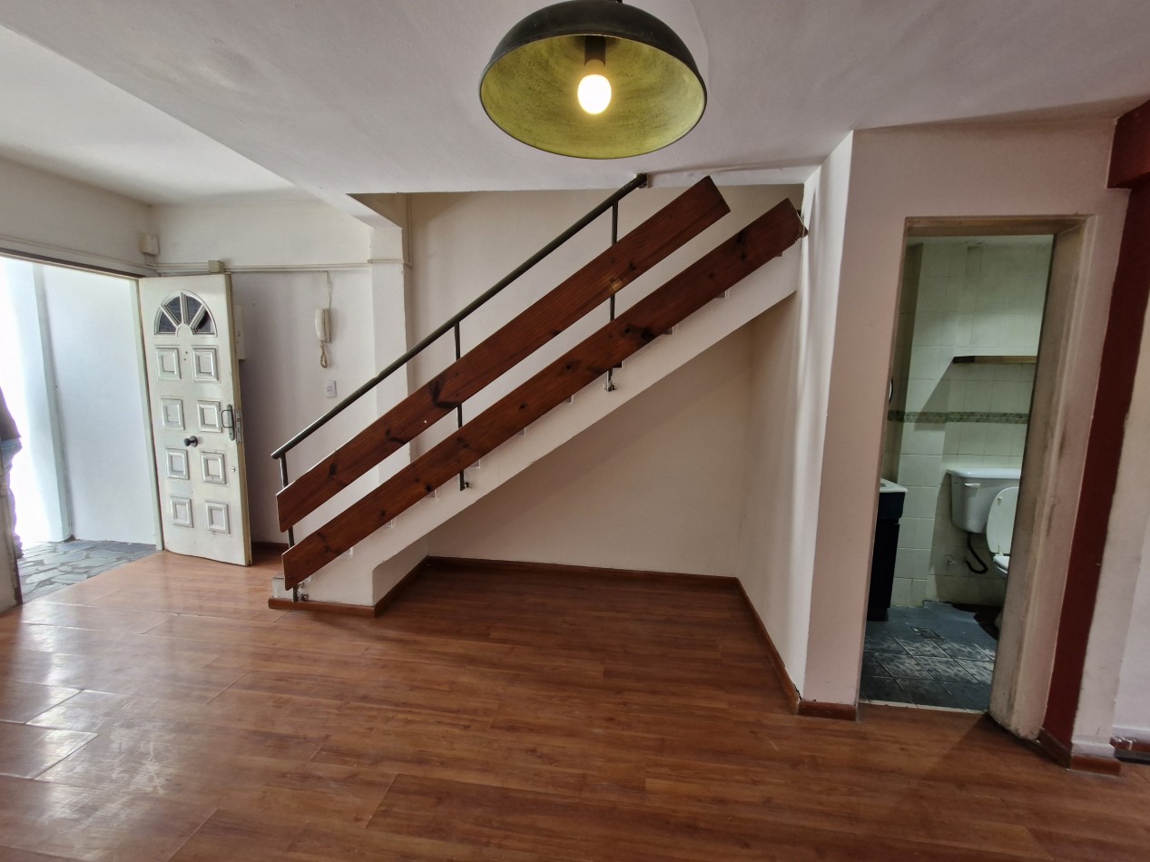 AVELLANEDA CENTRO - ALQUILER DE TRIPLEX DE 4 AMBIENTES CON PATIO