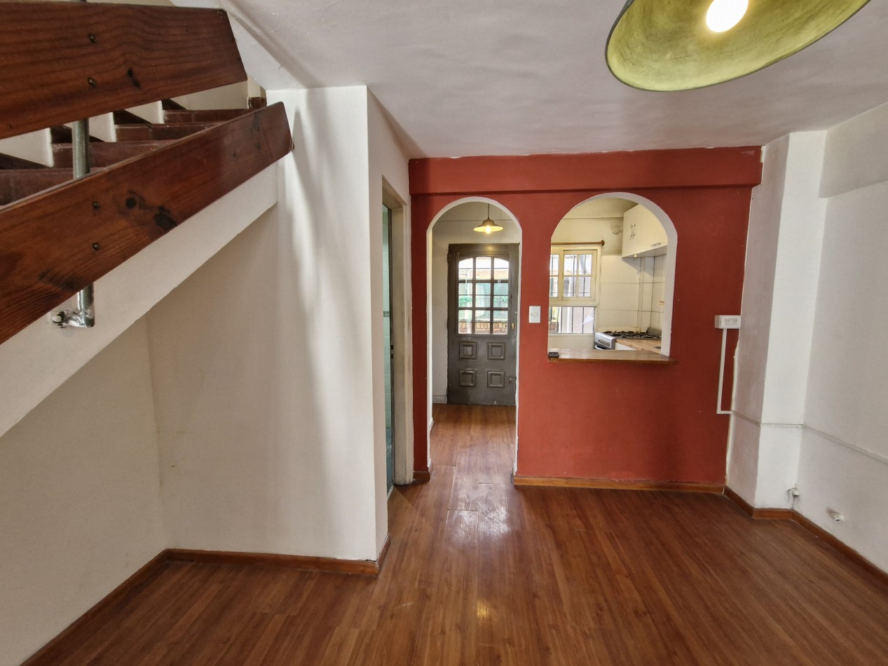 AVELLANEDA CENTRO - ALQUILER DE TRIPLEX DE 4 AMBIENTES CON PATIO