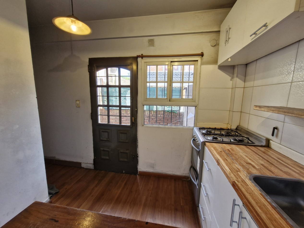 AVELLANEDA CENTRO - ALQUILER DE TRIPLEX DE 4 AMBIENTES CON PATIO