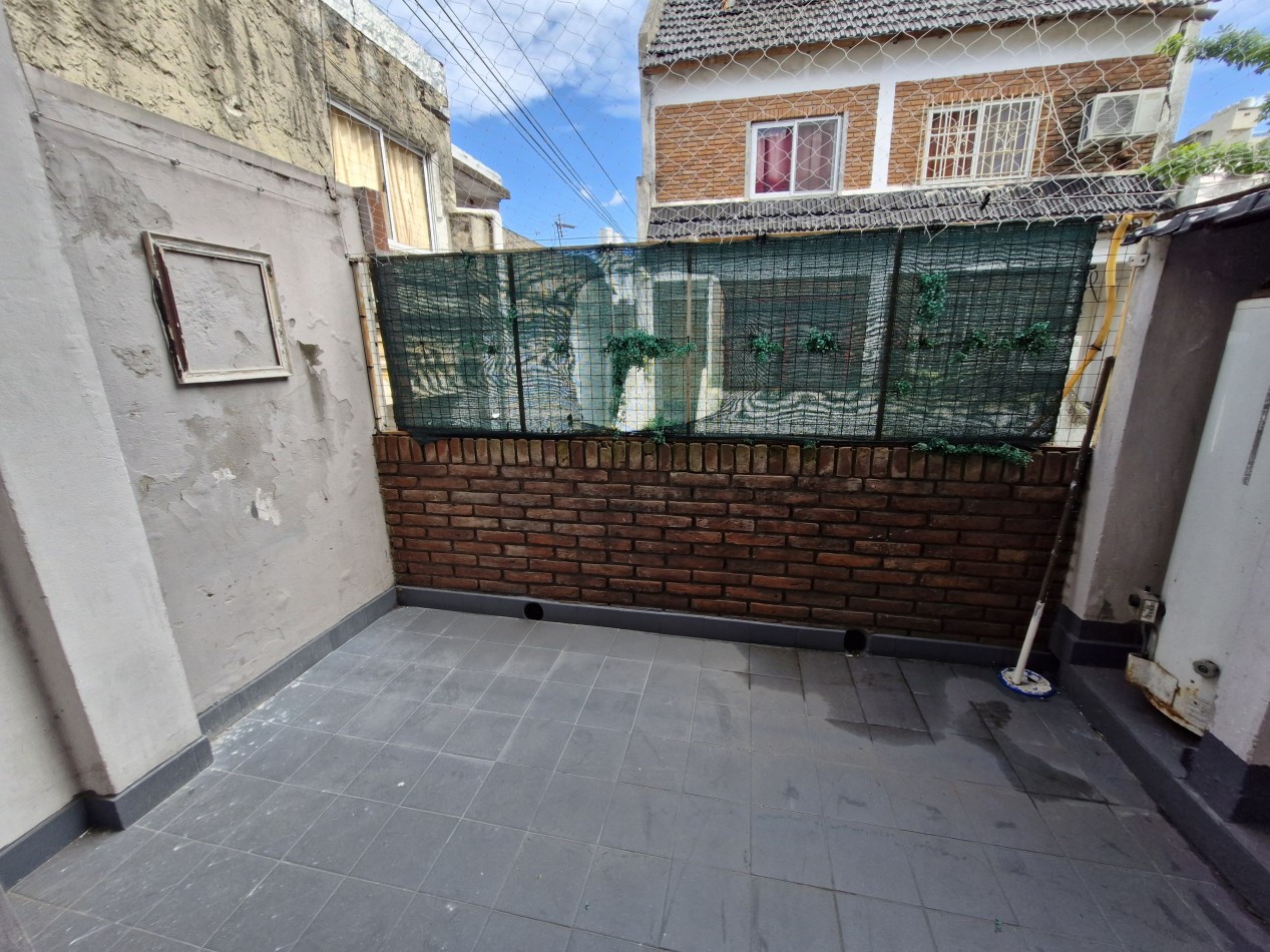 AVELLANEDA CENTRO - ALQUILER DE TRIPLEX DE 4 AMBIENTES CON PATIO