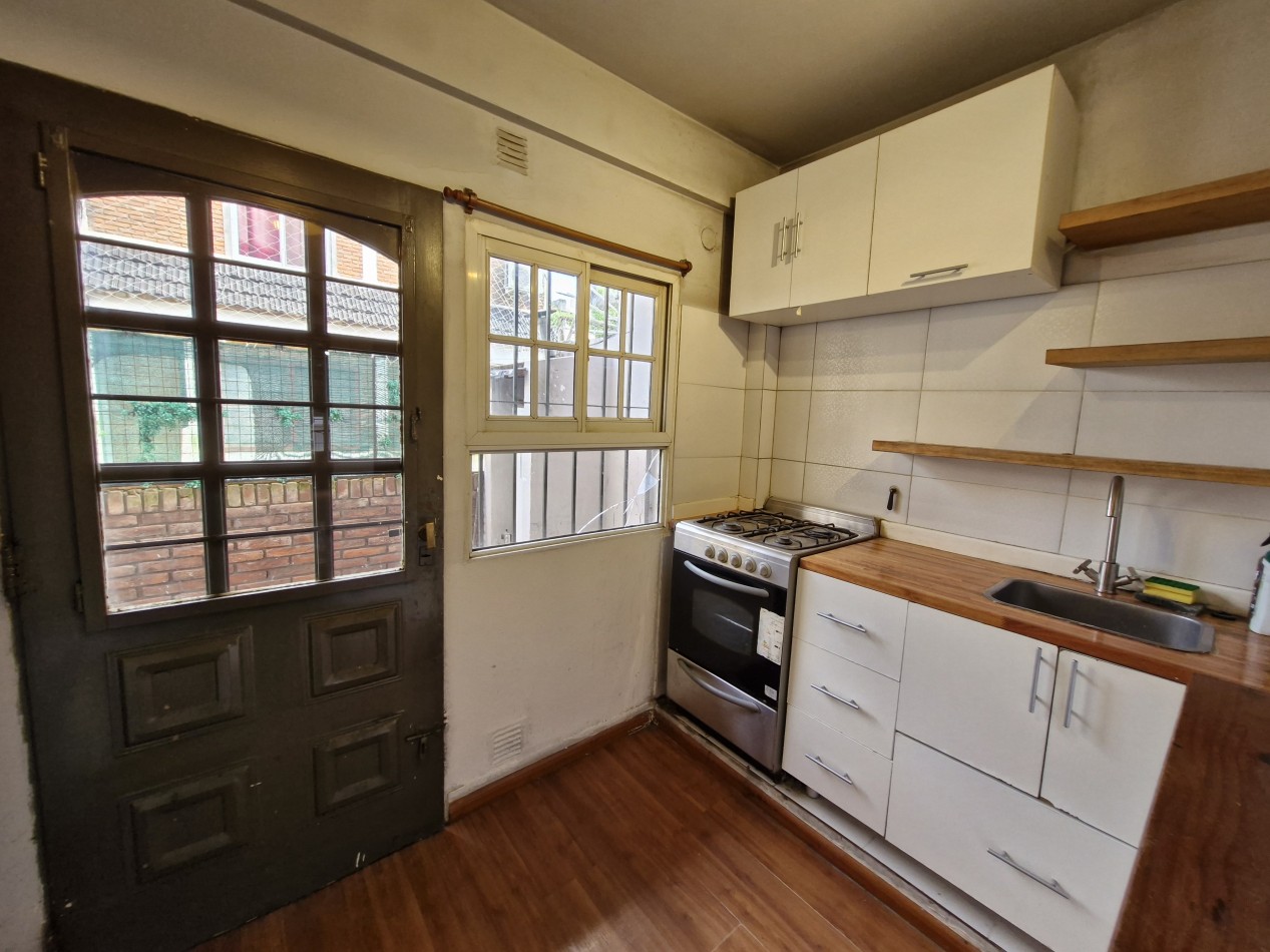 AVELLANEDA CENTRO - ALQUILER DE TRIPLEX DE 4 AMBIENTES CON PATIO