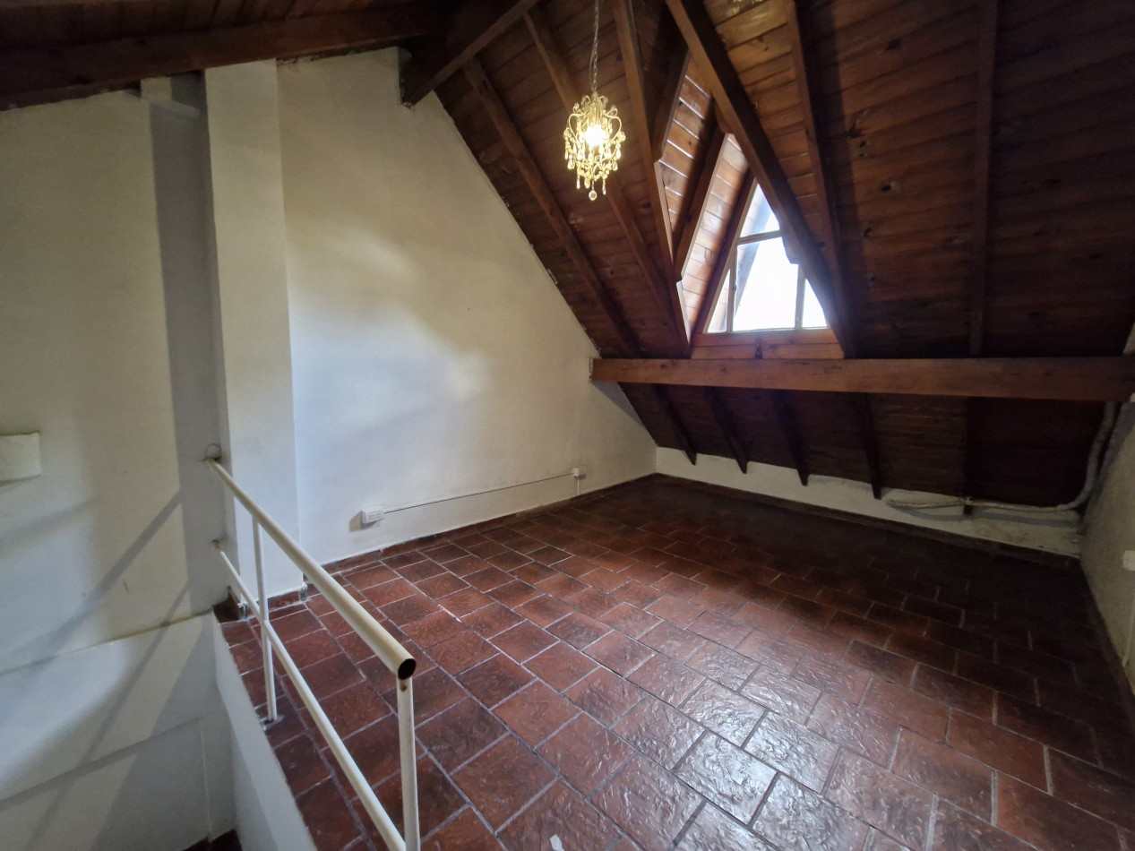 AVELLANEDA CENTRO - ALQUILER DE TRIPLEX DE 4 AMBIENTES CON PATIO