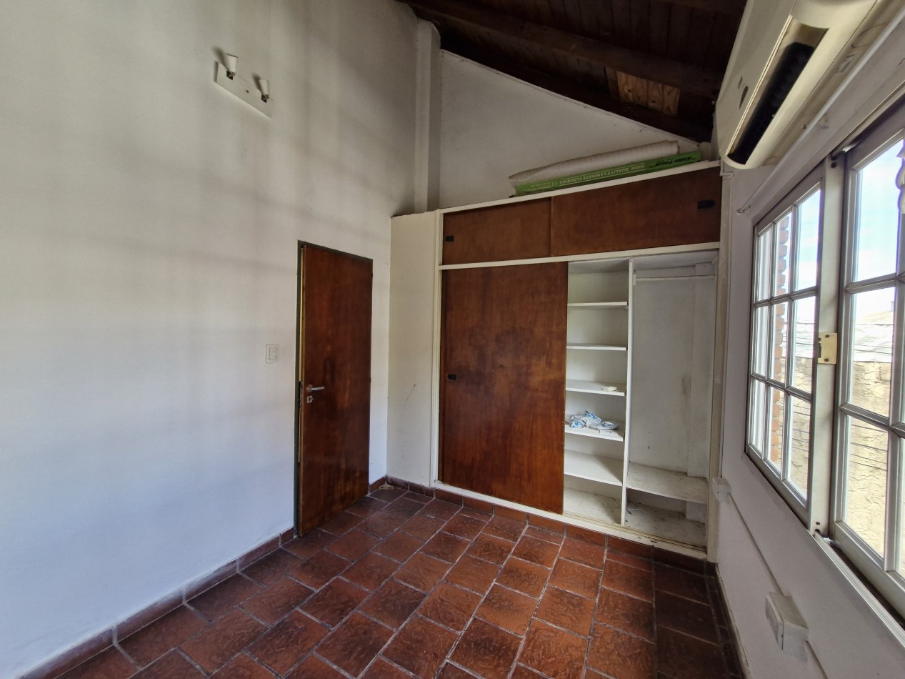 AVELLANEDA CENTRO - ALQUILER DE TRIPLEX DE 4 AMBIENTES CON PATIO