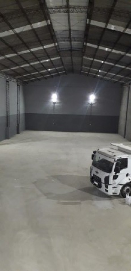 IMPORTANTE GALPON EN ALQUILER. 1800 M2 TOTALES. CON VESTUARIOS, OFICINAS, RECEPCION. ENERGIA TRIFASICA.