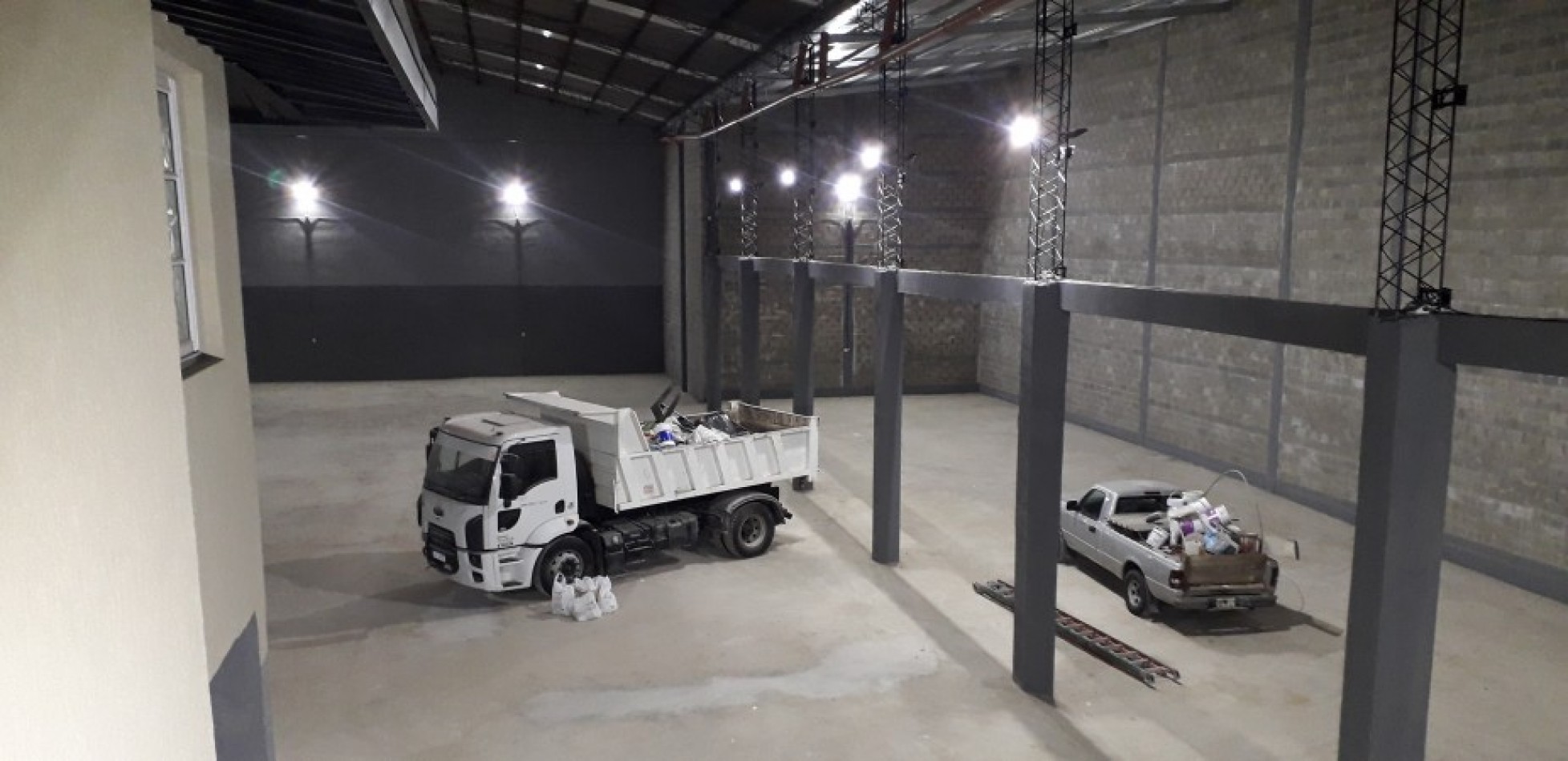 IMPORTANTE GALPON EN ALQUILER. 1800 M2 TOTALES. CON VESTUARIOS, OFICINAS, RECEPCION. ENERGIA TRIFASICA.