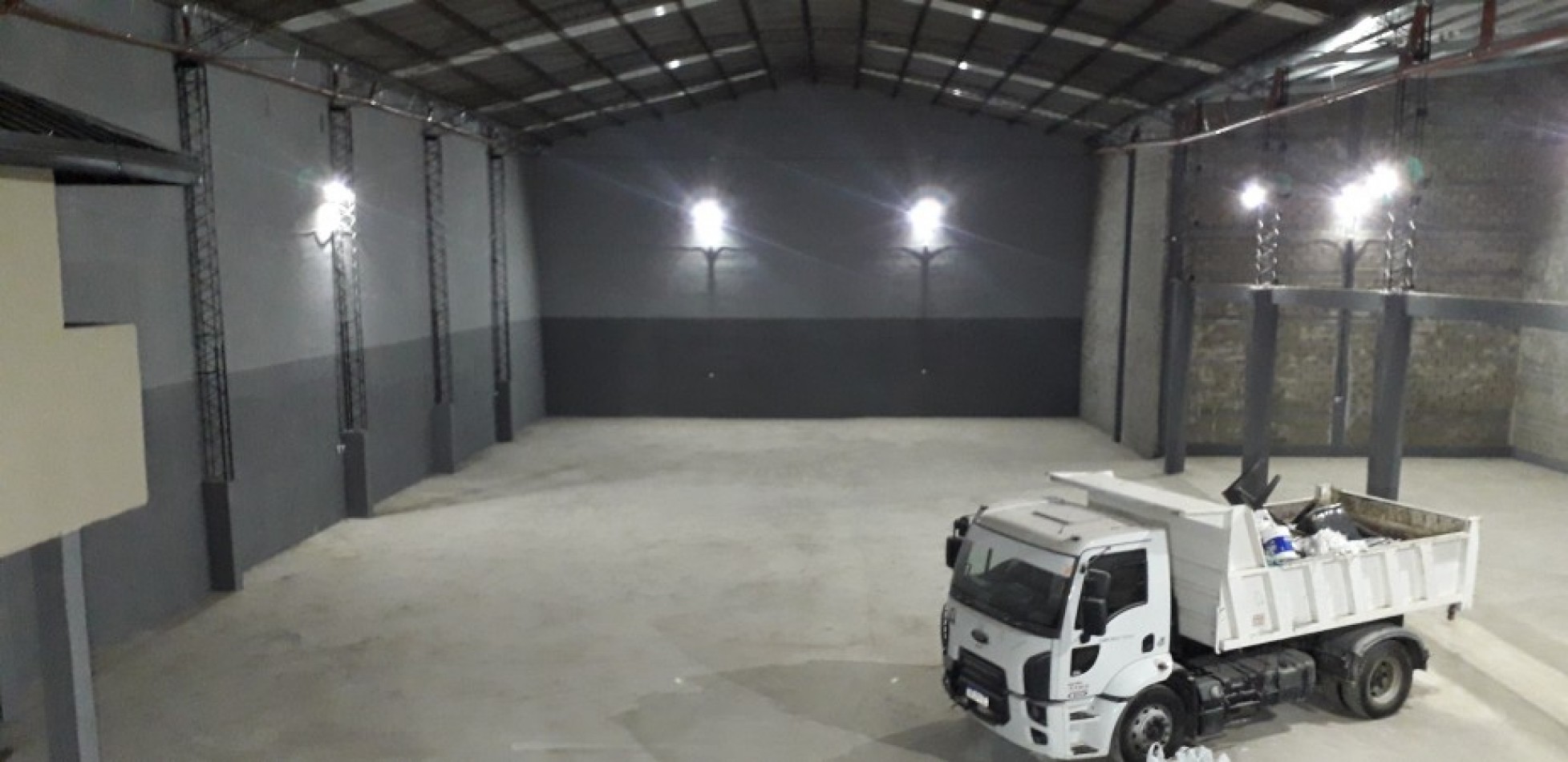 IMPORTANTE GALPON EN ALQUILER. 1800 M2 TOTALES. CON VESTUARIOS, OFICINAS, RECEPCION. ENERGIA TRIFASICA.