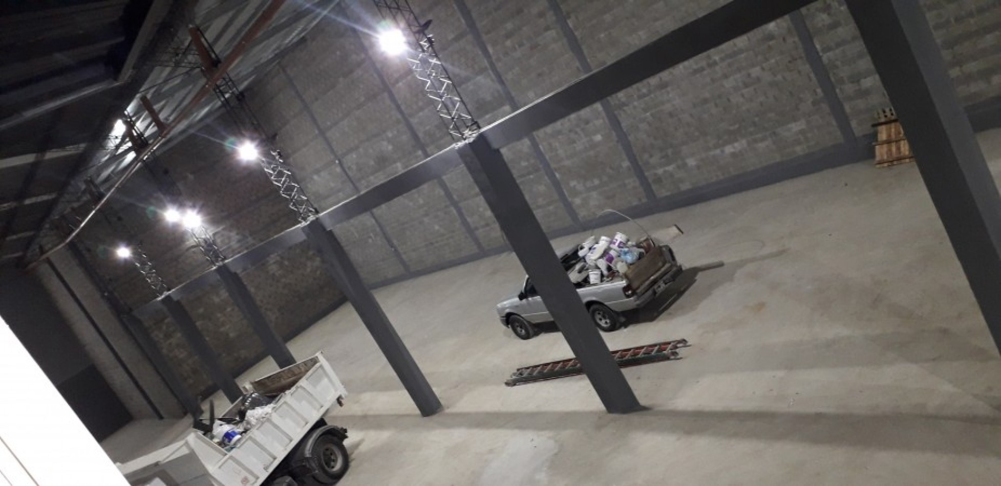 IMPORTANTE GALPON EN ALQUILER. 1800 M2 TOTALES. CON VESTUARIOS, OFICINAS, RECEPCION. ENERGIA TRIFASICA.