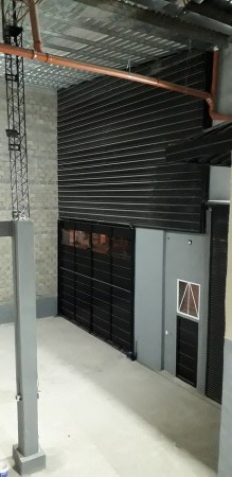 IMPORTANTE GALPON EN ALQUILER. 1800 M2 TOTALES. CON VESTUARIOS, OFICINAS, RECEPCION. ENERGIA TRIFASICA.