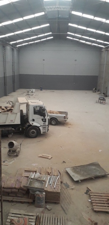 IMPORTANTE GALPON EN ALQUILER. 1800 M2 TOTALES. CON VESTUARIOS, OFICINAS, RECEPCION. ENERGIA TRIFASICA.