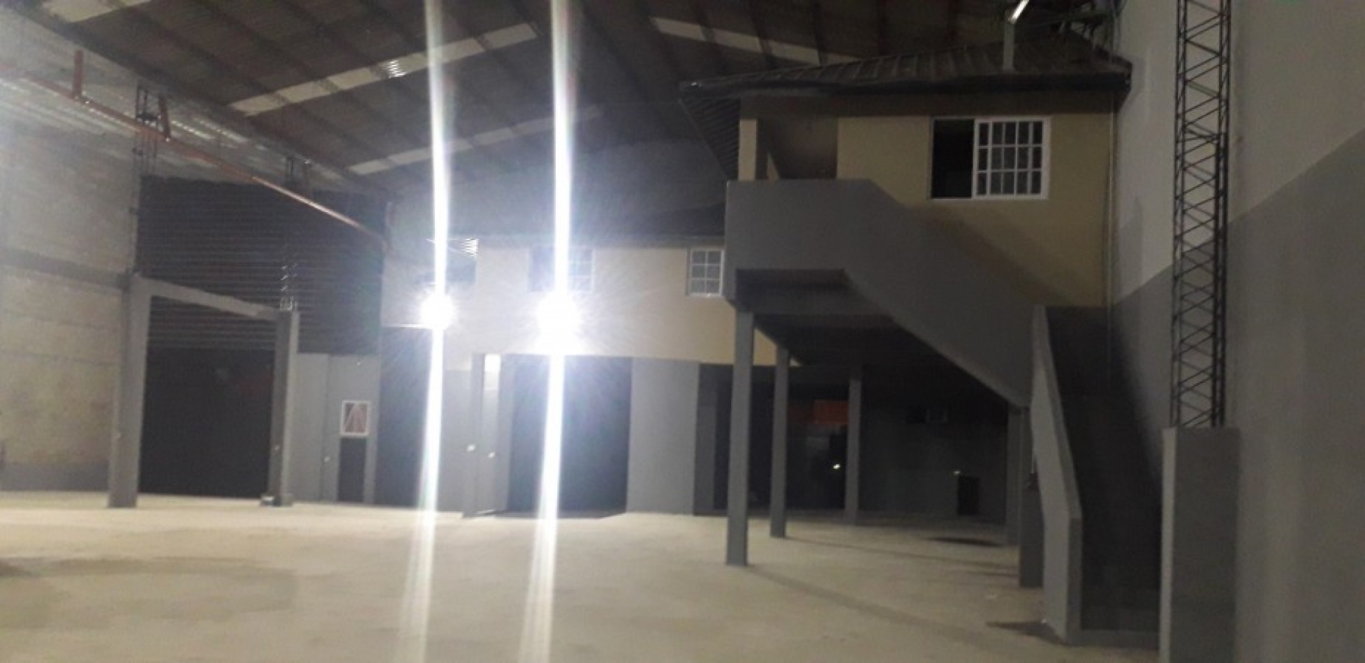 IMPORTANTE GALPON EN ALQUILER. 1800 M2 TOTALES. CON VESTUARIOS, OFICINAS, RECEPCION. ENERGIA TRIFASICA.