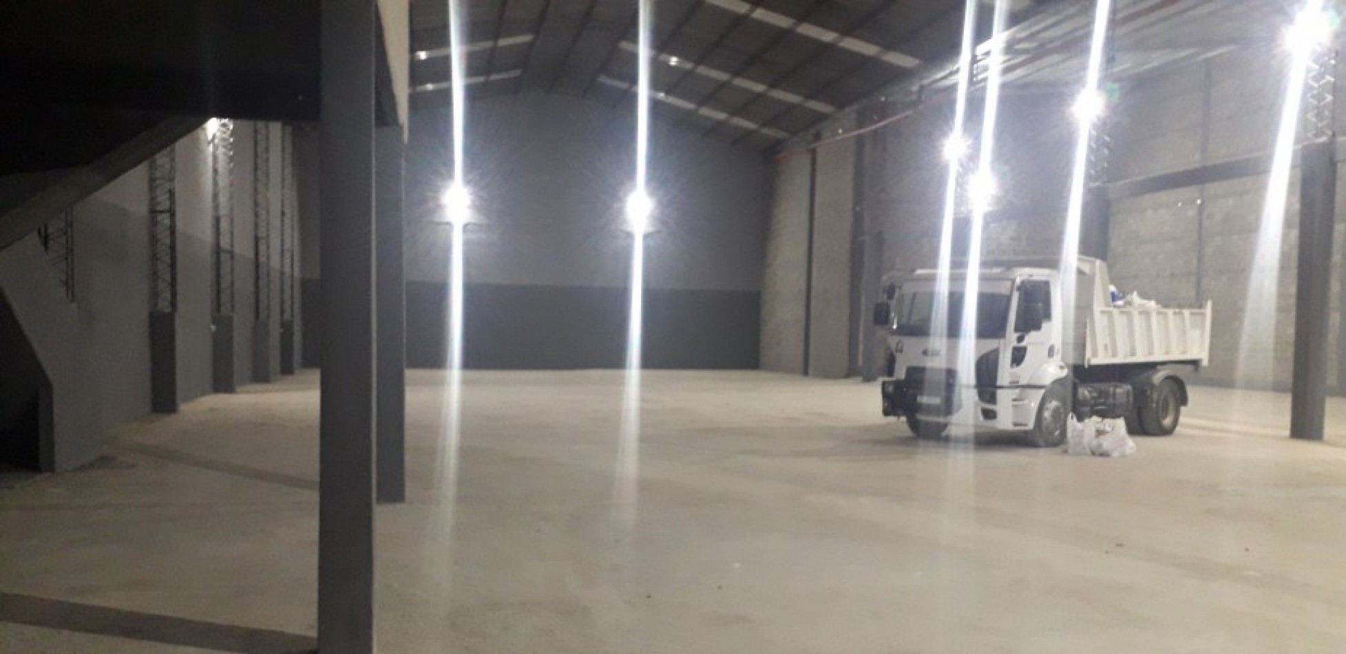 IMPORTANTE GALPON EN ALQUILER. 1800 M2 TOTALES. CON VESTUARIOS, OFICINAS, RECEPCION. ENERGIA TRIFASICA.