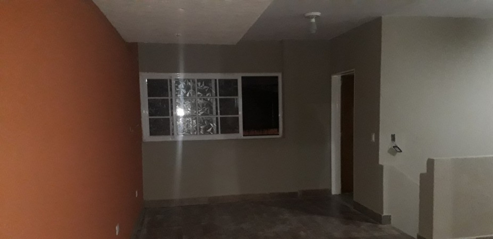 IMPORTANTE GALPON EN ALQUILER. 1800 M2 TOTALES. CON VESTUARIOS, OFICINAS, RECEPCION. ENERGIA TRIFASICA.