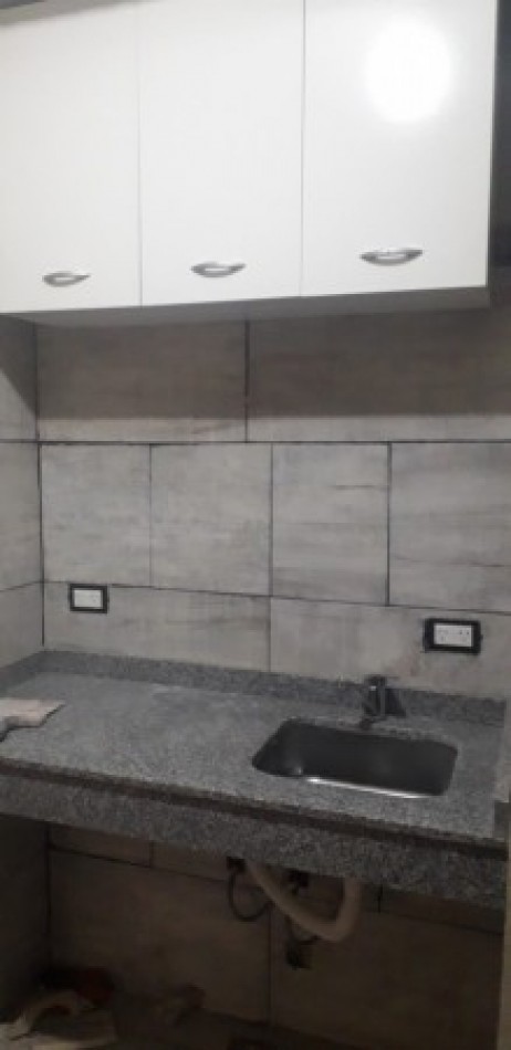 IMPORTANTE GALPON EN ALQUILER. 1800 M2 TOTALES. CON VESTUARIOS, OFICINAS, RECEPCION. ENERGIA TRIFASICA.