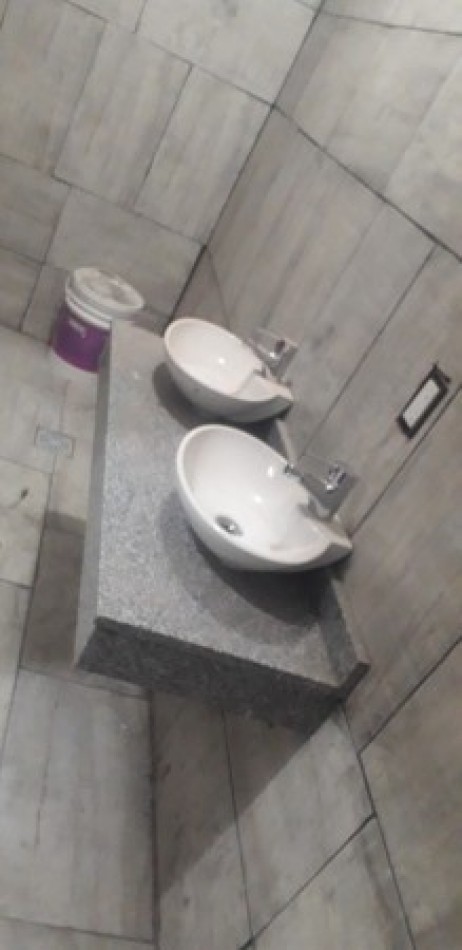 IMPORTANTE GALPON EN ALQUILER. 1800 M2 TOTALES. CON VESTUARIOS, OFICINAS, RECEPCION. ENERGIA TRIFASICA.