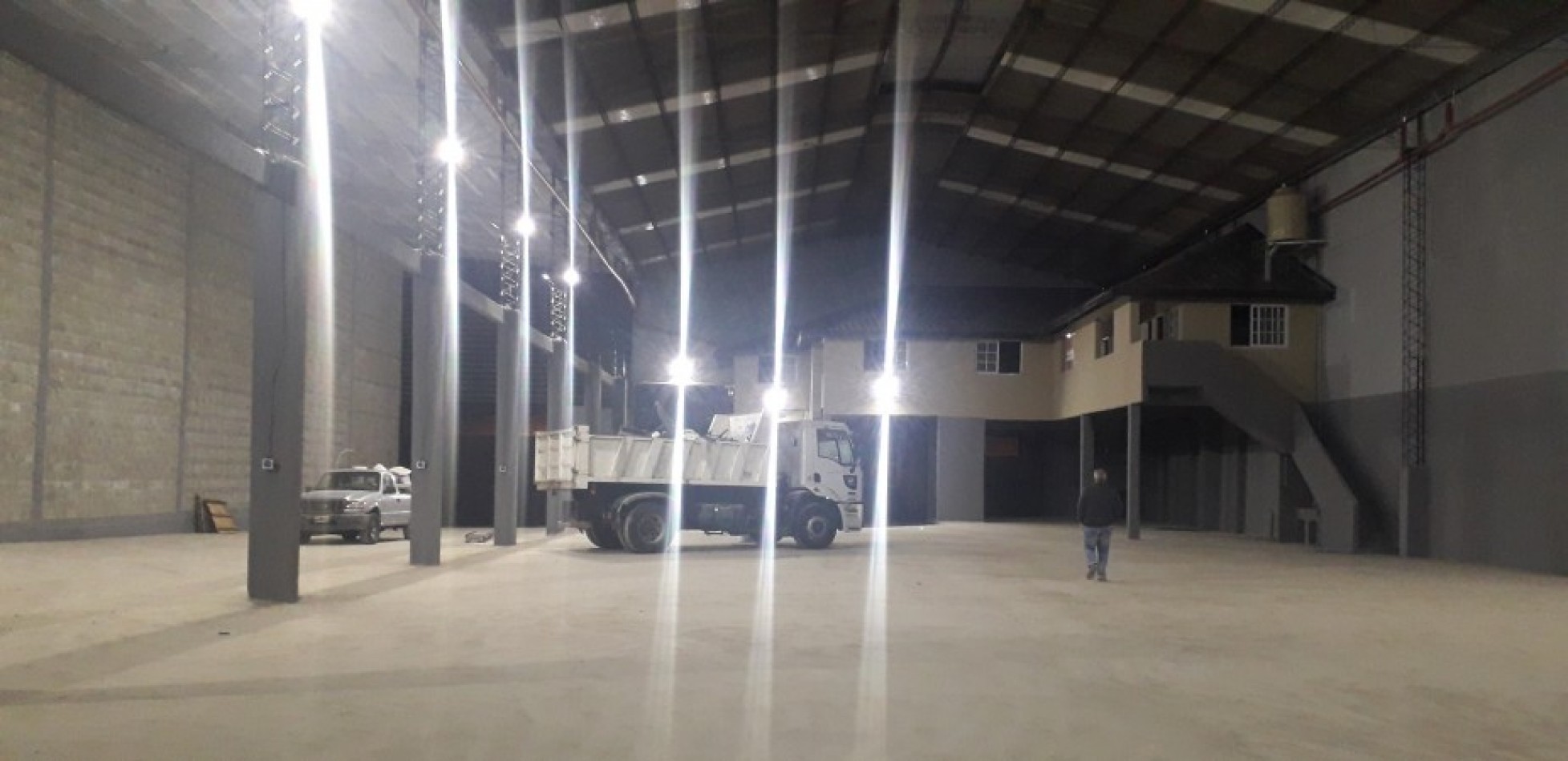 IMPORTANTE GALPON EN ALQUILER. 1800 M2 TOTALES. CON VESTUARIOS, OFICINAS, RECEPCION. ENERGIA TRIFASICA.