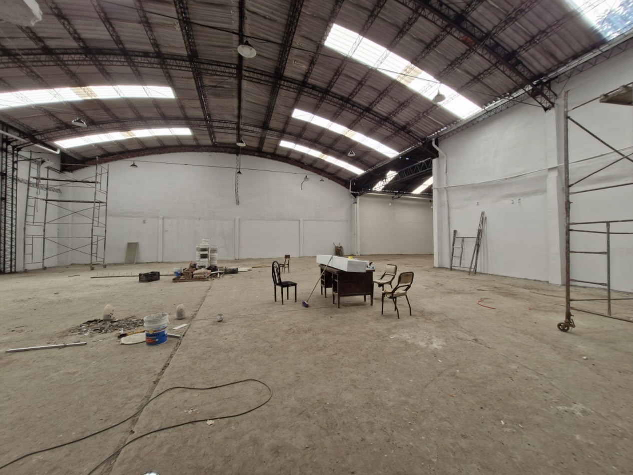 GALPON EN ALQUILER DE 760 M2 EN P.B. CON SALIDA A 2 CALLES, MAS CASA DE 4 AMBIENTES EN P.A. DE 70 M2