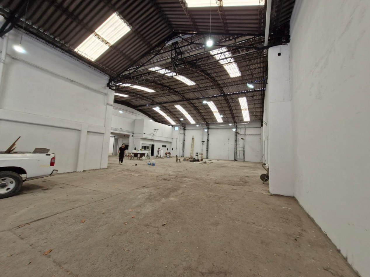 GALPON EN ALQUILER DE 760 M2 EN P.B. CON SALIDA A 2 CALLES, MAS CASA DE 4 AMBIENTES EN P.A. DE 70 M2