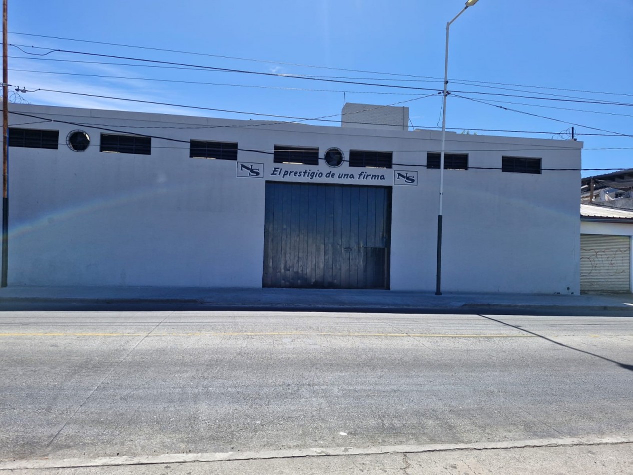 GALPON EN ALQUILER DE 760 M2 EN P.B. CON SALIDA A 2 CALLES, MAS CASA DE 4 AMBIENTES EN P.A. DE 70 M2