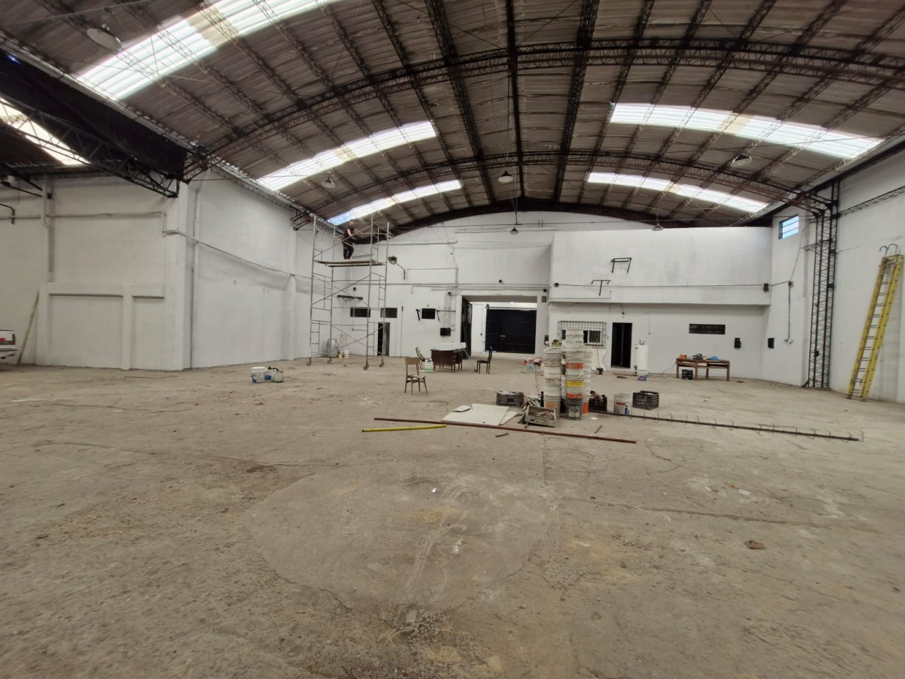 GALPON EN ALQUILER DE 760 M2 EN P.B. CON SALIDA A 2 CALLES, MAS CASA DE 4 AMBIENTES EN P.A. DE 70 M2