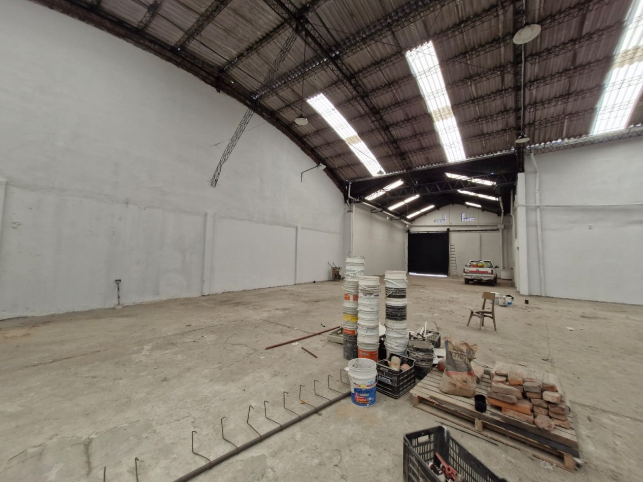 GALPON EN ALQUILER DE 760 M2 EN P.B. CON SALIDA A 2 CALLES, MAS CASA DE 4 AMBIENTES EN P.A. DE 70 M2