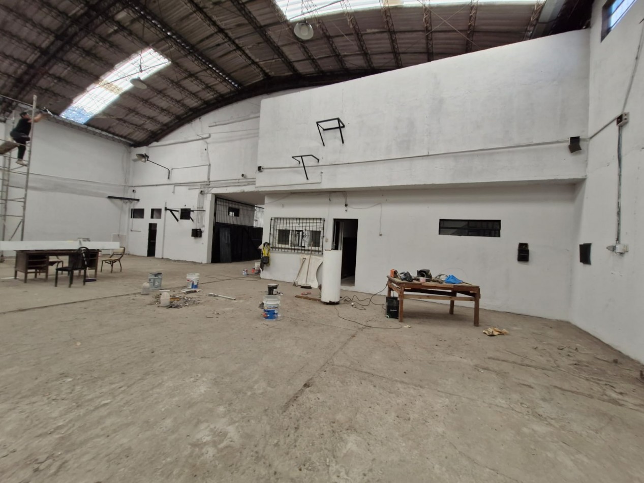 GALPON EN ALQUILER DE 760 M2 EN P.B. CON SALIDA A 2 CALLES, MAS CASA DE 4 AMBIENTES EN P.A. DE 70 M2