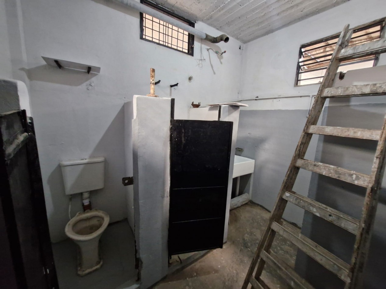GALPON EN ALQUILER DE 760 M2 EN P.B. CON SALIDA A 2 CALLES, MAS CASA DE 4 AMBIENTES EN P.A. DE 70 M2