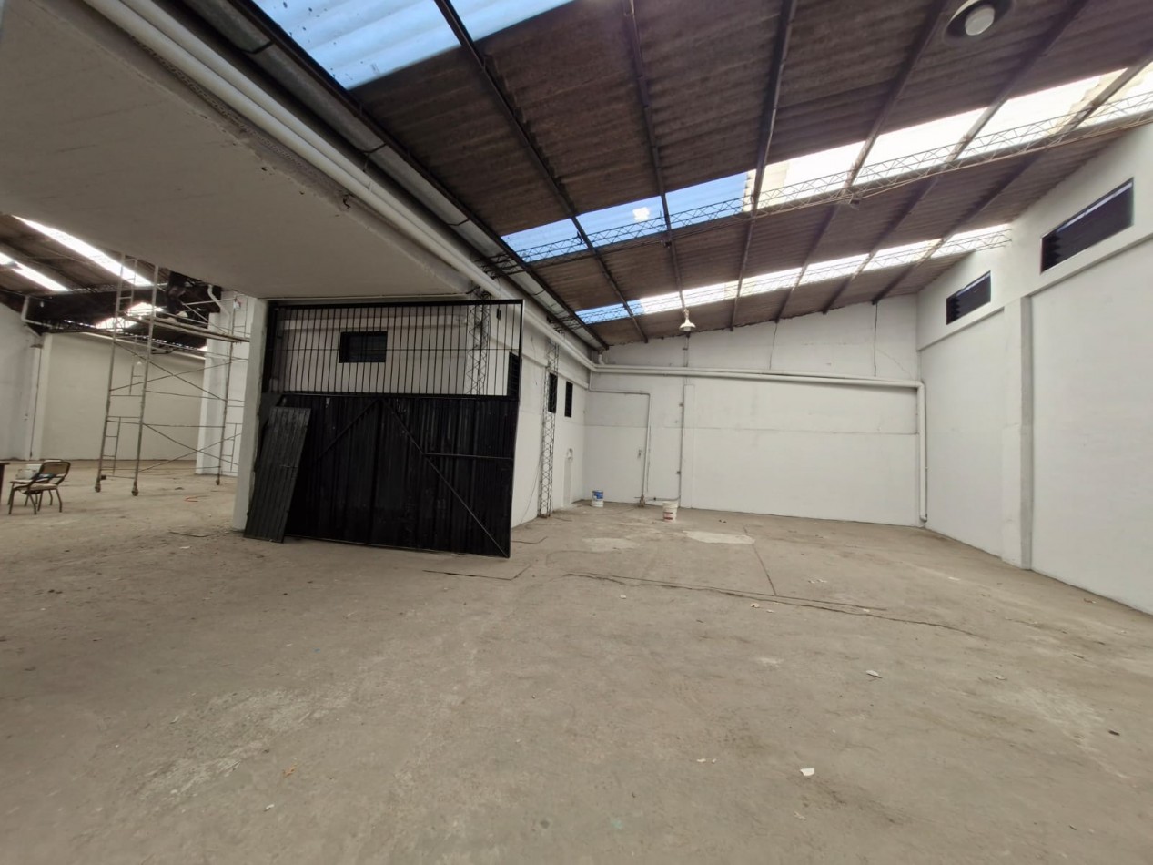 GALPON EN ALQUILER DE 760 M2 EN P.B. CON SALIDA A 2 CALLES, MAS CASA DE 4 AMBIENTES EN P.A. DE 70 M2