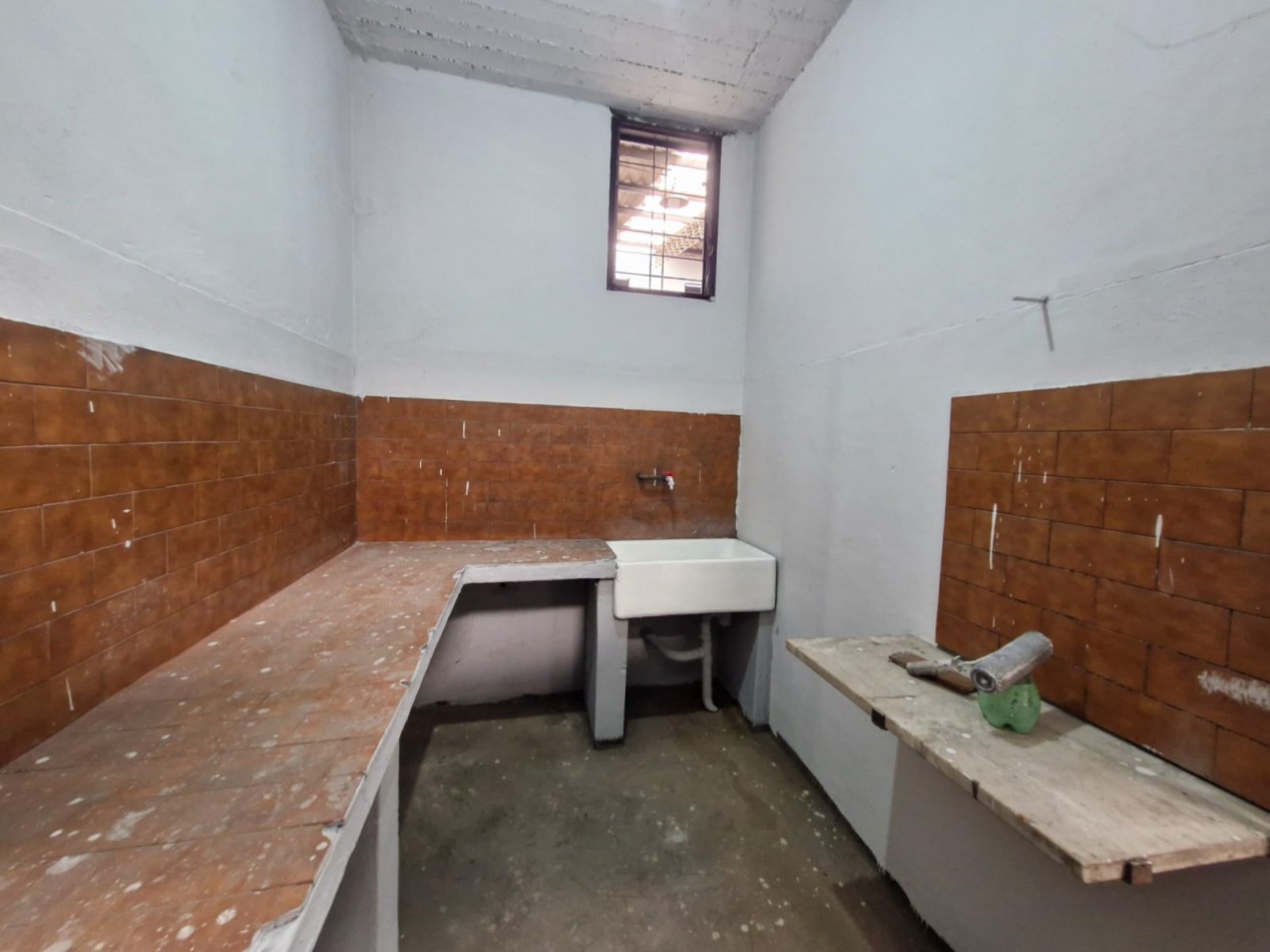 GALPON EN ALQUILER DE 760 M2 EN P.B. CON SALIDA A 2 CALLES, MAS CASA DE 4 AMBIENTES EN P.A. DE 70 M2