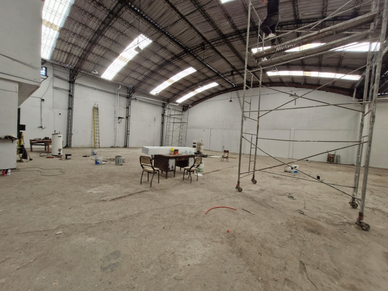 GALPON EN ALQUILER DE 760 M2 EN P.B. CON SALIDA A 2 CALLES, MAS CASA DE 4 AMBIENTES EN P.A. DE 70 M2