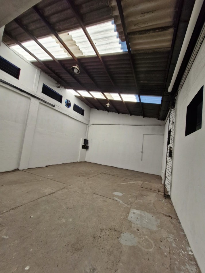 GALPON EN ALQUILER DE 760 M2 EN P.B. CON SALIDA A 2 CALLES, MAS CASA DE 4 AMBIENTES EN P.A. DE 70 M2