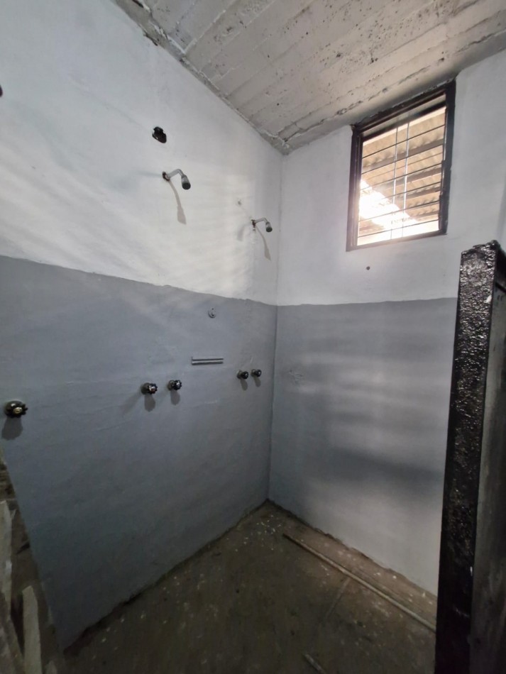 GALPON EN ALQUILER DE 760 M2 EN P.B. CON SALIDA A 2 CALLES, MAS CASA DE 4 AMBIENTES EN P.A. DE 70 M2