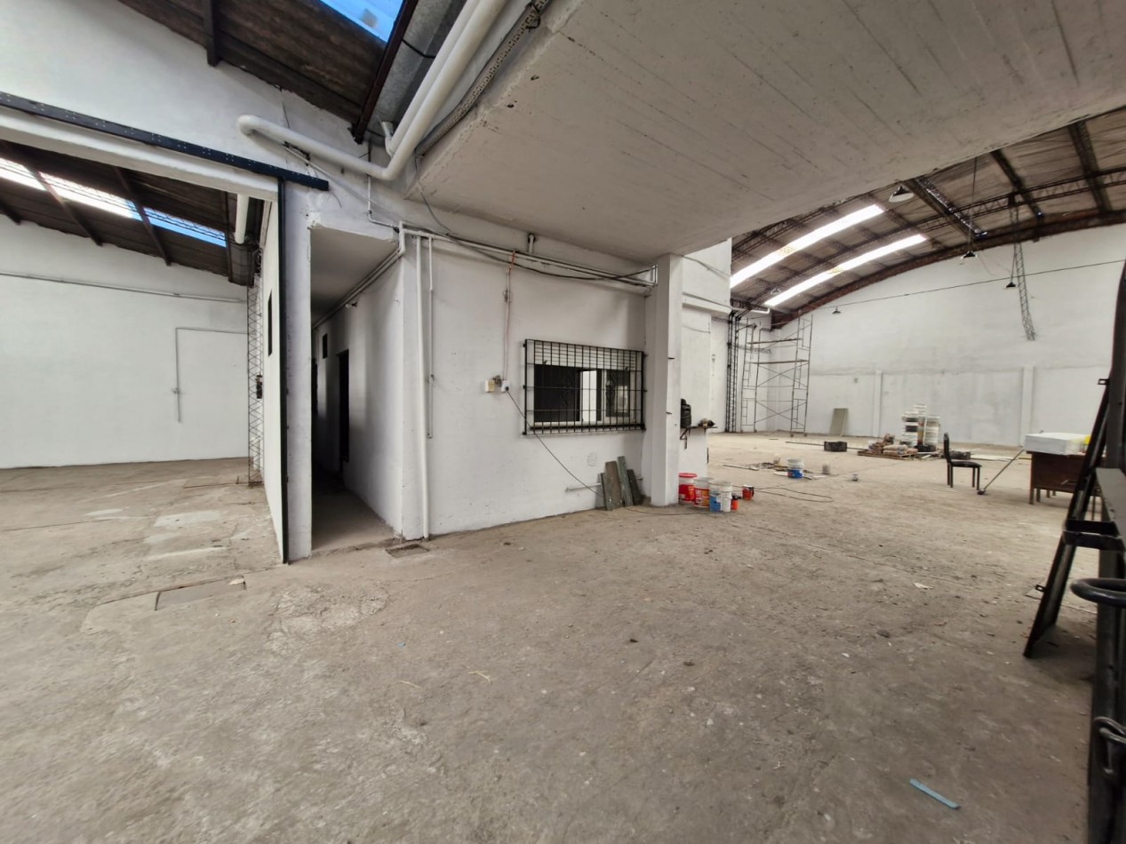 GALPON EN ALQUILER DE 760 M2 EN P.B. CON SALIDA A 2 CALLES, MAS CASA DE 4 AMBIENTES EN P.A. DE 70 M2