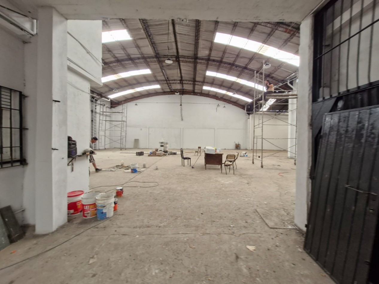 GALPON EN ALQUILER DE 760 M2 EN P.B. CON SALIDA A 2 CALLES, MAS CASA DE 4 AMBIENTES EN P.A. DE 70 M2