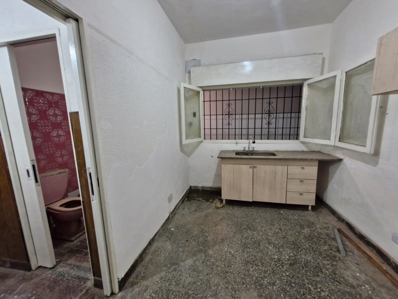 GALPON EN ALQUILER DE 760 M2 EN P.B. CON SALIDA A 2 CALLES, MAS CASA DE 4 AMBIENTES EN P.A. DE 70 M2