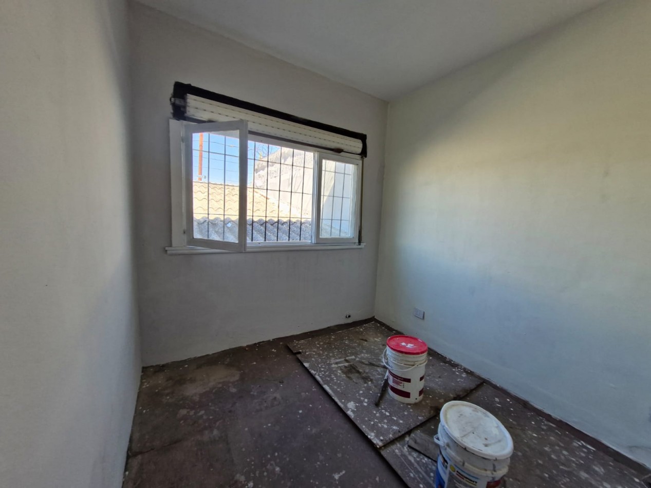 GALPON EN ALQUILER DE 760 M2 EN P.B. CON SALIDA A 2 CALLES, MAS CASA DE 4 AMBIENTES EN P.A. DE 70 M2