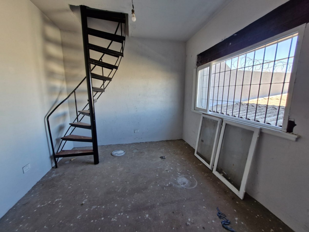 GALPON EN ALQUILER DE 760 M2 EN P.B. CON SALIDA A 2 CALLES, MAS CASA DE 4 AMBIENTES EN P.A. DE 70 M2