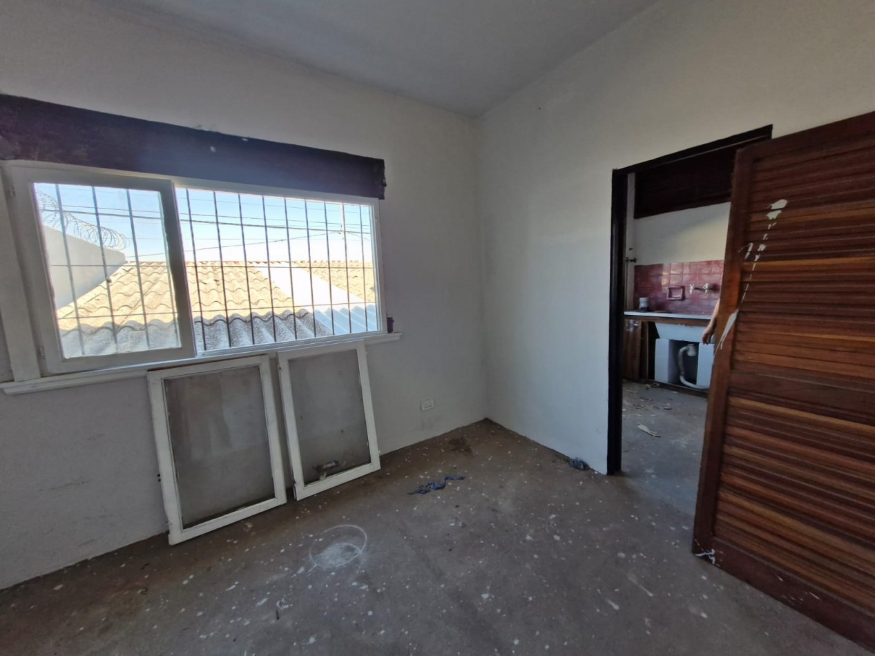 GALPON EN ALQUILER DE 760 M2 EN P.B. CON SALIDA A 2 CALLES, MAS CASA DE 4 AMBIENTES EN P.A. DE 70 M2