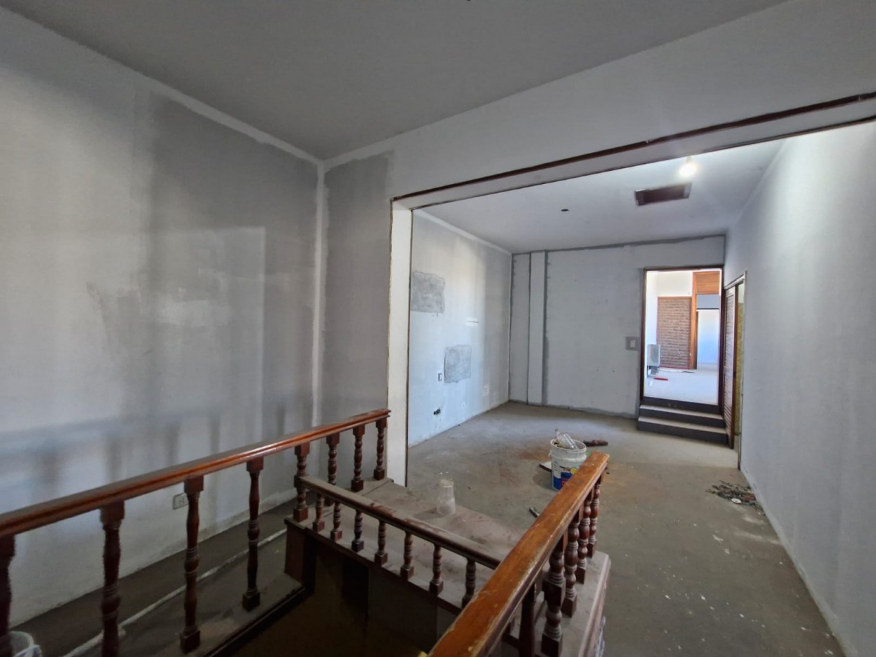 GALPON EN ALQUILER DE 760 M2 EN P.B. CON SALIDA A 2 CALLES, MAS CASA DE 4 AMBIENTES EN P.A. DE 70 M2