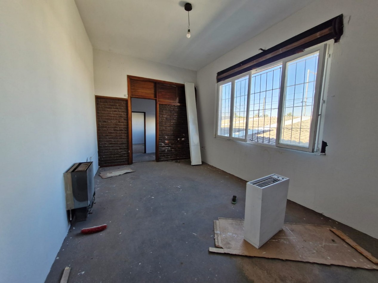 GALPON EN ALQUILER DE 760 M2 EN P.B. CON SALIDA A 2 CALLES, MAS CASA DE 4 AMBIENTES EN P.A. DE 70 M2