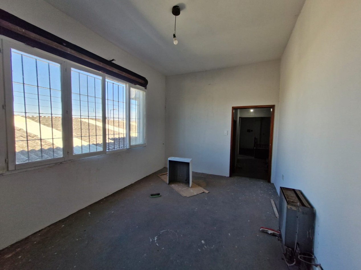 GALPON EN ALQUILER DE 760 M2 EN P.B. CON SALIDA A 2 CALLES, MAS CASA DE 4 AMBIENTES EN P.A. DE 70 M2