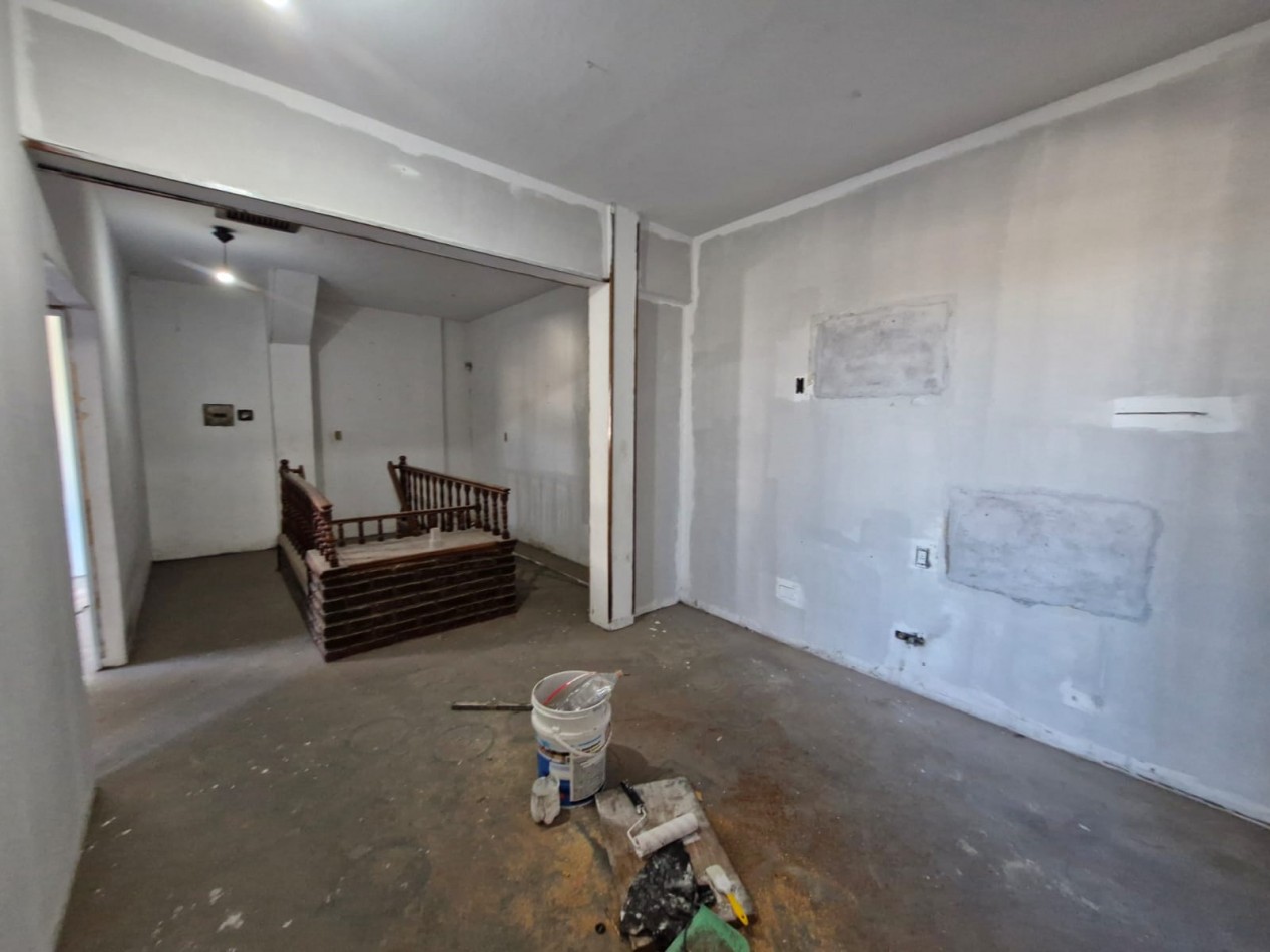 GALPON EN ALQUILER DE 760 M2 EN P.B. CON SALIDA A 2 CALLES, MAS CASA DE 4 AMBIENTES EN P.A. DE 70 M2